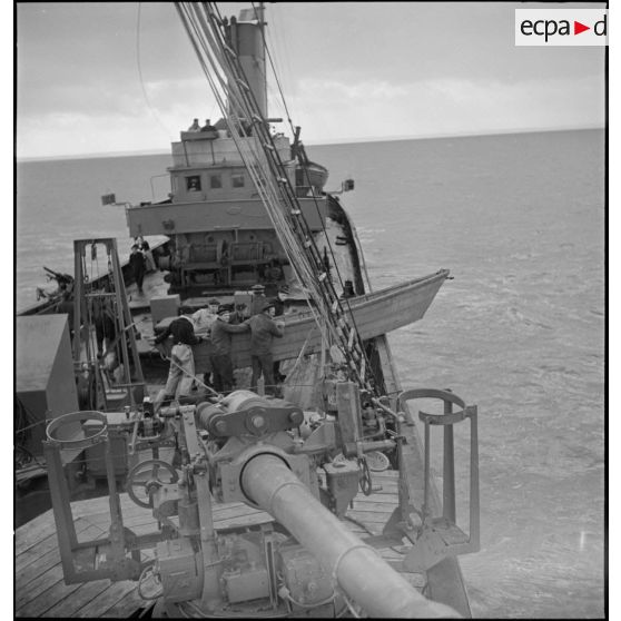 Pont d'un chalutier patrouilleur réquisitionné et armé par la Marine nationale naviguant en convoi.