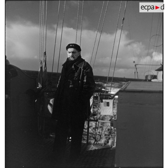 Portrait en pied du contre-amiral Emile Lacroix, commandant la 2e escadre légère de contre-torpilleurs qui assure l'escorte d'un convoi.