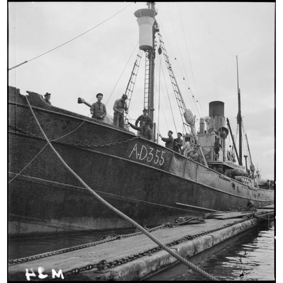 Vue bâbord du chalutier de la marine marchande Roche noire, numéro de coque AD 355, réquisitionné et armé par la Marine nationale en août 1939 pour servir comme dragueur de mines auxiliaire.