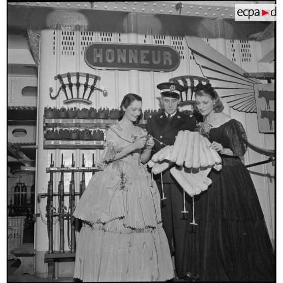 Actrices, sociétaires de la Comédie-Française, à bord du porte-avions Béarn.