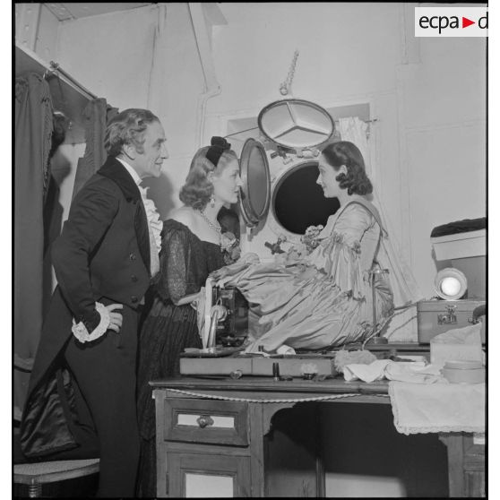 Actrices, sociétaires de la Comédie-Française, à bord du porte-avions Béarn.