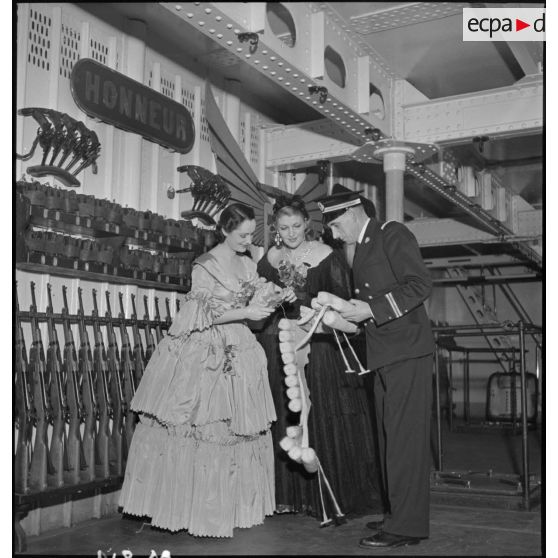 Actrices, sociétaires de la Comédie-Française, à bord du porte-avions Béarn.