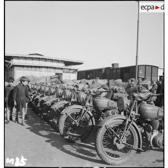 Motos Norton (modèle 16H sous réserves) de la British expeditionary force (BEF), alignées sur un quai de la gare de Brest.