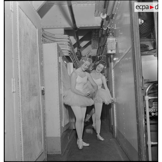 Danseuses de ballet à bord du porte-avions Béarn.