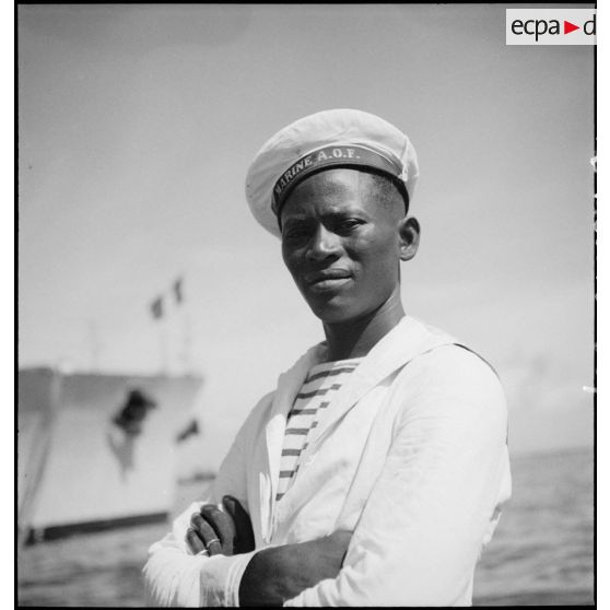 Portrait d'un marin d'origine sénégalaise servant dans la Marine nationale en Afrique occidentale française (AOF).