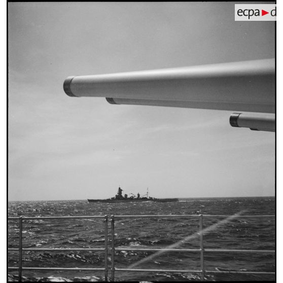 Vue bâbord du croiseur l'Algérie depuis une tourelle d'artillerie navale probablement à bord du croiseur Strasbourg.