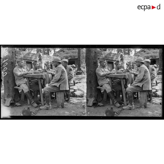 Beaurieux (Aisne), camp du Moulin Rouge, repas sur une terrasse improvisée. [légende d’origine]