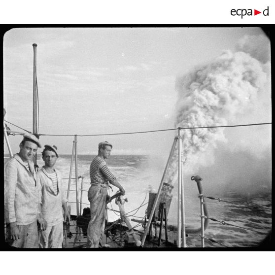 Mise en oeuvre d'une machine fumigène sur le pont d'un navire.