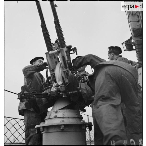 Marins servant une mitrailleuse bitube Hotchkiss de 13,2 mm antiaérienne à bord du torpilleur léger Branlebas.