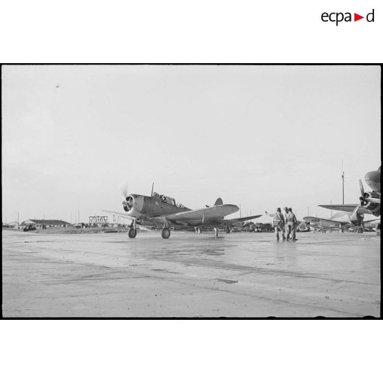 Départ en mission d'un bombardier en piqué Douglas SBD-5 Dauntless de la flottille 4FB de l'aéronautique navale sur la base de Cognac.