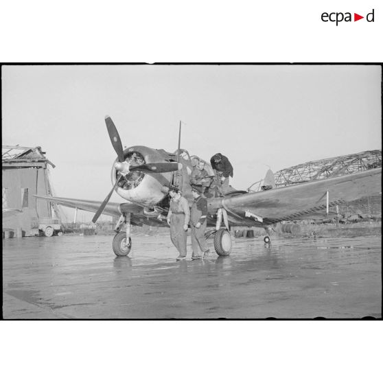 Vérification avant un départ en mission d'un bombardier en piqué Douglas SBD-5 Dauntless de la flottille 4FB de l'aéronautique navale sur la base de Cognac.