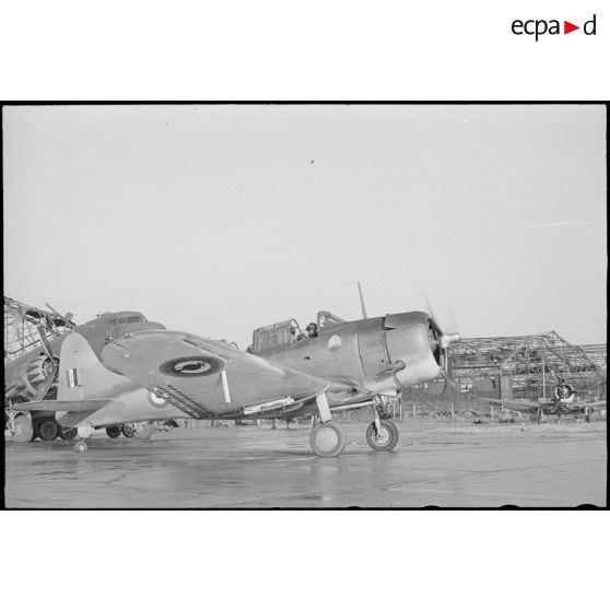 Départ en mission d'un bombardier en piqué Douglas SBD-5 Dauntless de la flottille de l'aéronautique navale 4FB sur la base de Cognac.