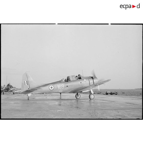 Départ en mission d'un bombardier en piqué Douglas SBD-5 Dauntless de la flottille 4FB de l'aéronautique navale sur la base de Cognac.