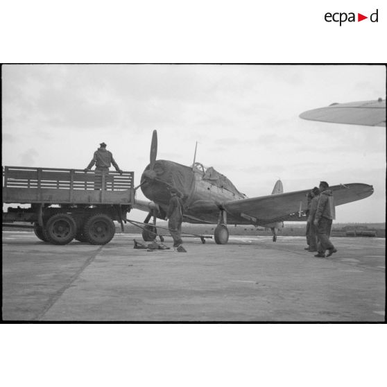 Remorquage d'un bombardier en piqué Douglas SBD-5 Dauntless de la flottille 4FB de l'aéronautique navale sur la base de Cognac.