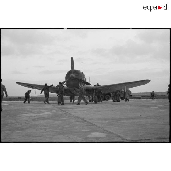 Préparation pour un départ en mission d'un bombardier en piqué Douglas SBD-5 Dauntless de la flottille 4FB de l'aéronautique navale sur la base de Cognac.