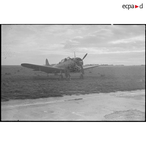 Bombardier en piqué Douglas SBD-5 Dauntless de la flottille 4FB de l'aéronautique navale sur la base de Cognac.