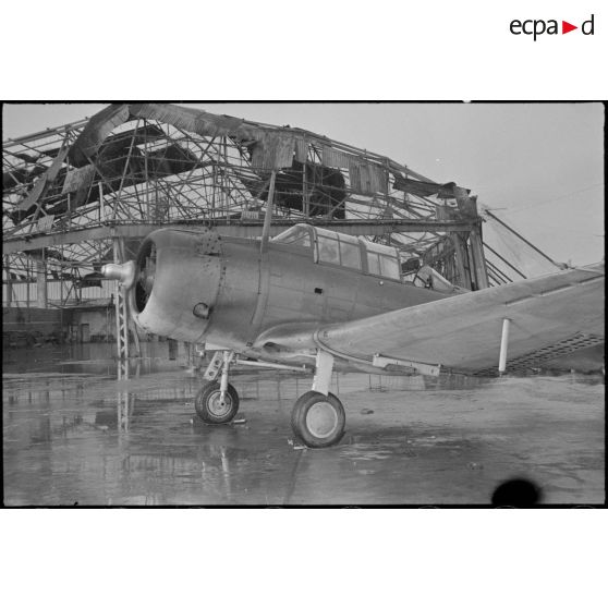 Départ en mission d'un bombardier en piqué Douglas SBD-5 Dauntless d'une  flottille de l'aéronautique navale sur la base de Cognac.