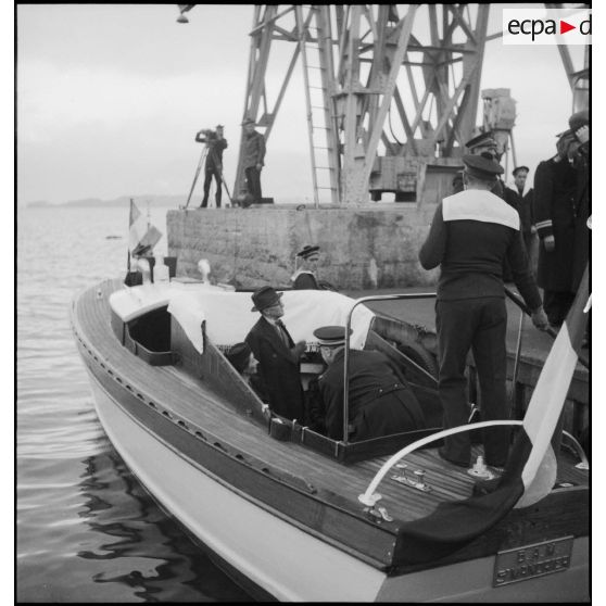 Le ministre de la Marine nationale, César Campinchi, en visite à Toulon, embarque à bord d'une vedette de la base aéronavale de Saint-Mandrier.