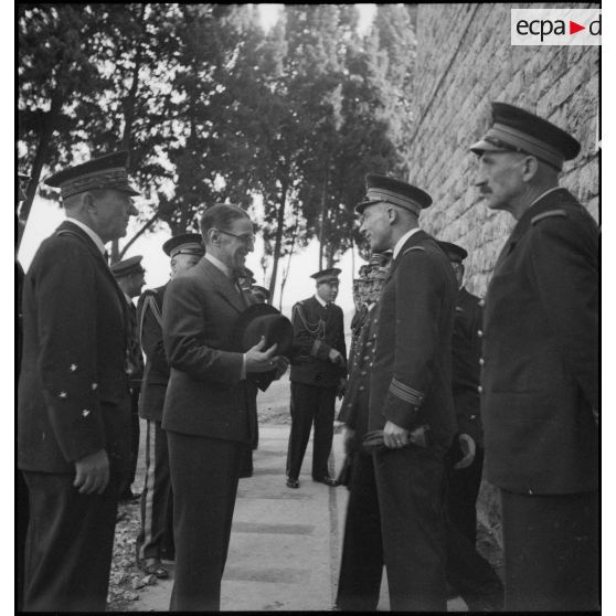 Le ministre de la Marine nationale, César Campinchi, en visite à Toulon, se fait présenter des personnels à l'arsenal. A gauche, le vice-amiral d'escadre Jean-Marie Abrial, commandant l'escadre de Méditerranée.