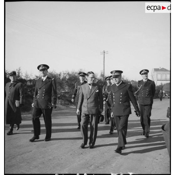 Le ministre de la Marine nationale, César Campinchi, en visite à Toulon, accompagnés d'officiers s'entretient avec un vice-amiral d'escadre à l'arsenal. A gauche, le vice-amiral d'escadre Jean-Marie Abrial, commandant l'escadre de Méditerranée.