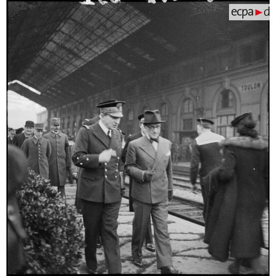 Le ministre de la Marine nationale, César Campinchi, en visite à Toulon, s'entretient avec un vice-amiral d'escadre sur un quai de la gare de Toulon.