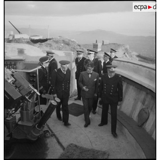 Le ministre de la Marine nationale, César Campinchi, en visite à Toulon, visite une batterie de défense côtière à Saint-Mandrier.