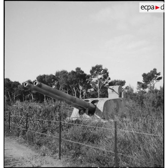 Tourelle double de canons de 340 mm d'artillerie de défense côtière au cap Cépet, à Saint-Mandrier.