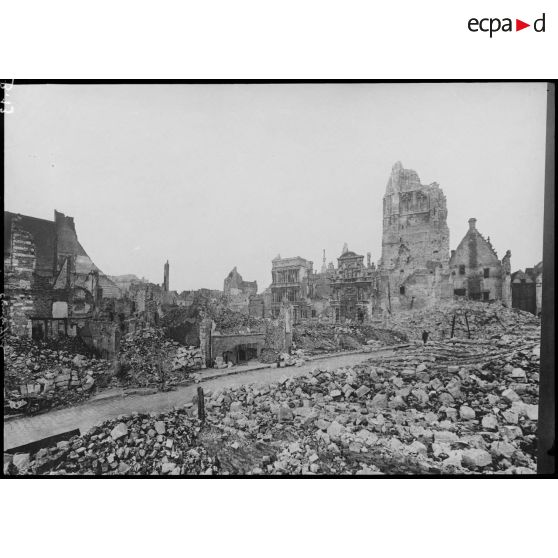 Place de l'hotel de Ville à Arras (Pas de Calais) le 21/5. [légende d'origine]