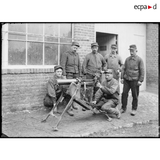 Savy-Berlette (Pas de Calais), mitrailleuse allemande, devant atelier de réparation, servant à nos officiers mitrailleurs. [légende d'origine]