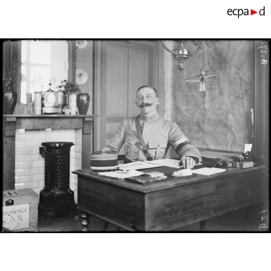 Portrait du commandant Reboulleau dans son bureau à St Pol (Pas de Calais). [légende d’origine]