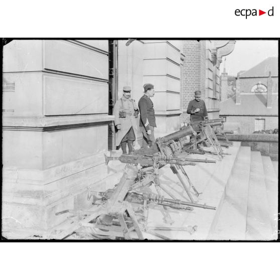 Grand Quartier Général. Lance bombes et mitrailleuses allemandes. [légende d’origine]