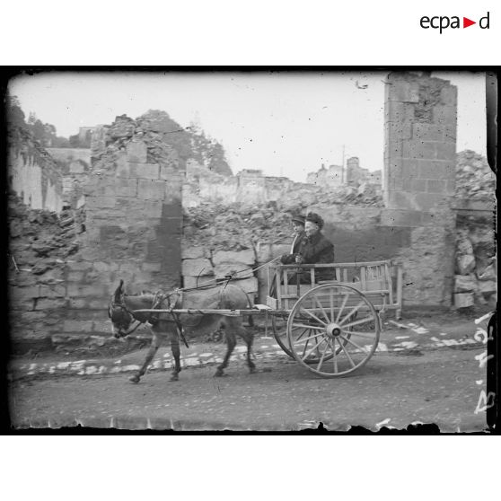 Attelage civil au milieu des ruines de Clermont-en-Argonne (3e armée). [légende d’origine]