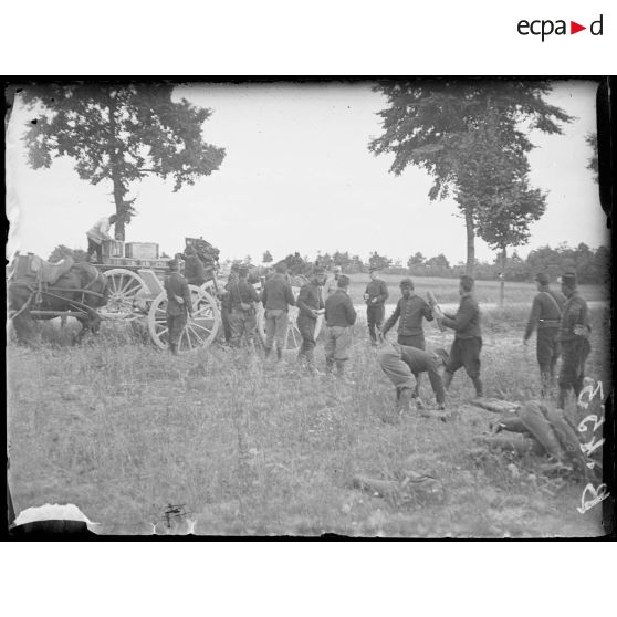 St Etienne près Châlons (4e armée). Ravitaillement en munitions d’artillerie (route de Châlons). [légende d’origine]