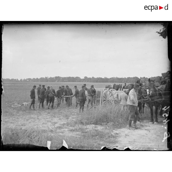 St Etienne près Châlons (4e armée). Ravitaillement en munitions d’artillerie (route de Châlons). [légende d’origine]