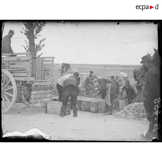 St Etienne près Châlons (4e armée). Ravitaillement en munitions d’artillerie (route de Châlons). [légende d’origine]