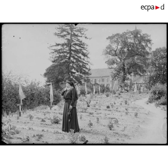 Me. Segond Weber sur les tombes des soldats morts pour la Patrie en septembre à Sainte-Menehould. [légende d’origine]