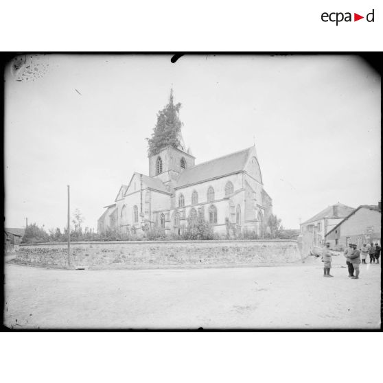 Eglise de Sommesuippe (Marne), avec feuillage sur le clocher pour le dissimuler (4e armée). [légende d’origine]