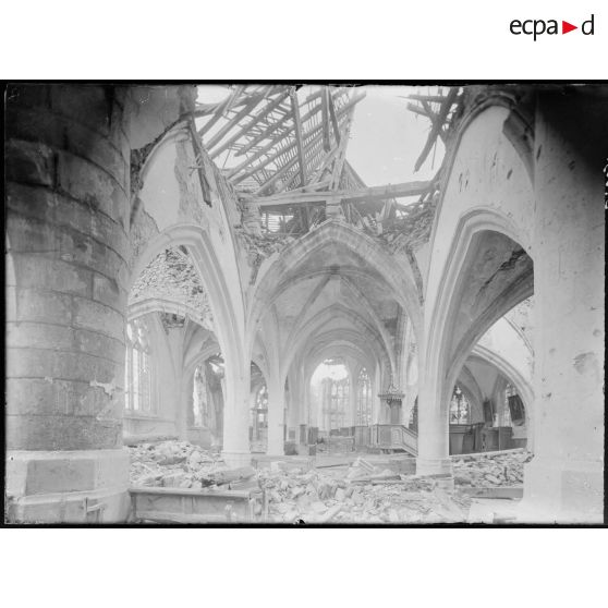 Intérieur de l’église de Beauzée (Meuse) détruite aux combats du 12 septembre 1914. [légende d’origine]