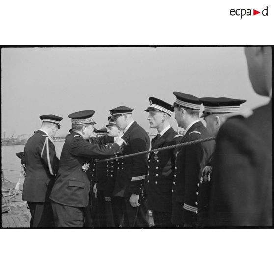 Remise de décorations par le vice-amiral Jules Le Bigot à des membres de l'équipage du sous-marin Orphée.