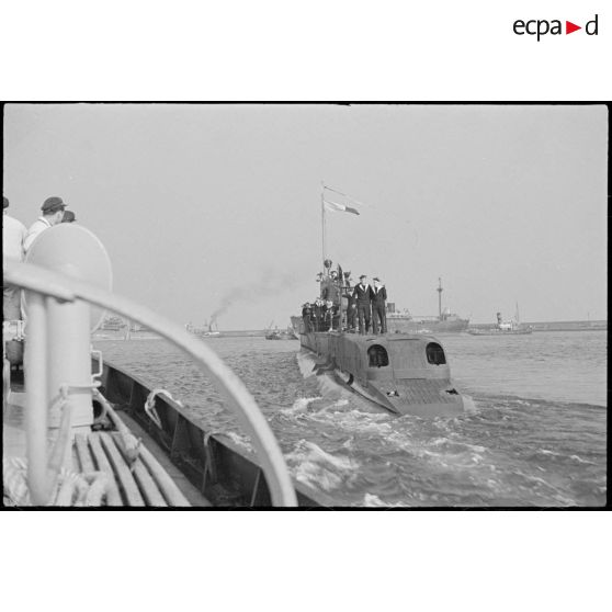 Le sous-marin Orphée par bâbord arrière dans la rade de Cherbourg.