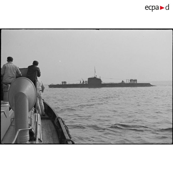 Le sous-marin Orphée dans la rade de Cherbourg.