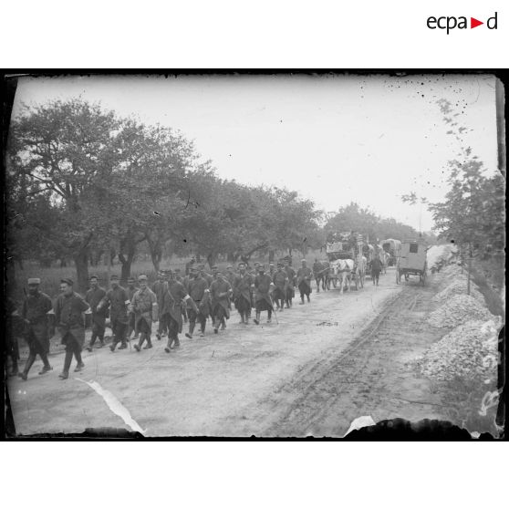 La Grange aux Bois. Brancardiers et ambulanciers se rendant sur le front . [légende d’origine]