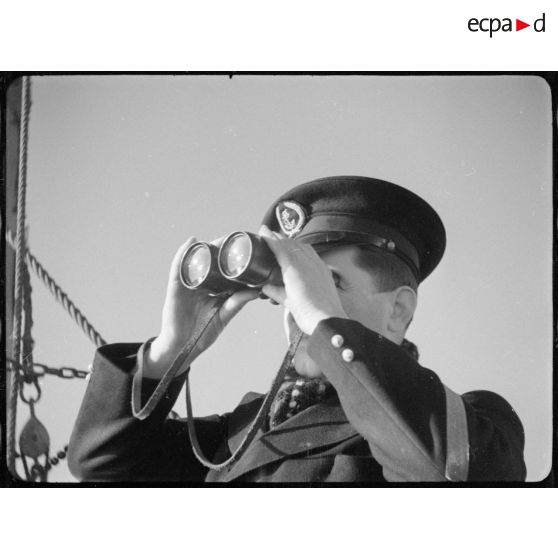 Officier marinier observant l'horizon à bord d'un dragueur de mines.