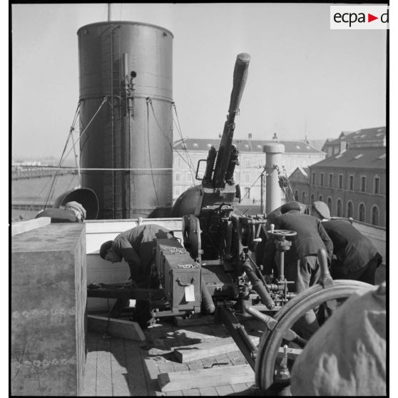 Armement du cargo le Champenois dans un arsenal.