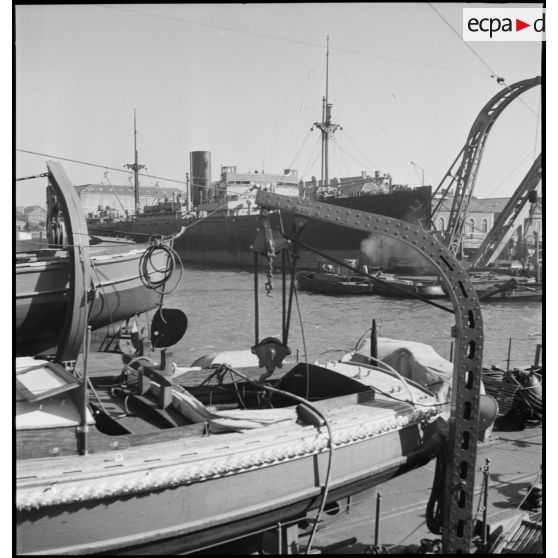 Cargo à quai dans un port.