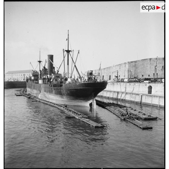 Le cargo le Dunkerquois dans l'arsenal de Brest.