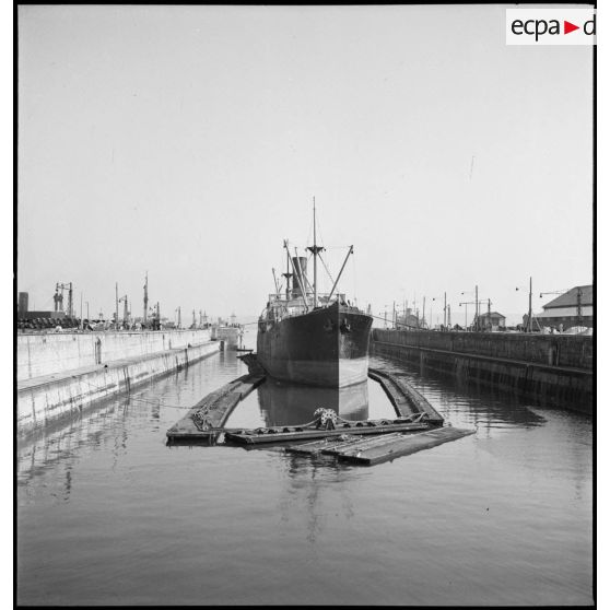 Le cargo le Dunkerquois dans l'arsenal de Brest.