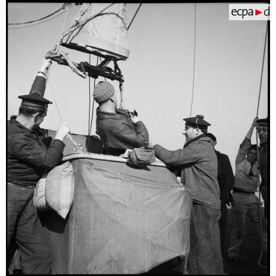 Un observateur/aérostier embarque à bord de la nacelle d'un ballon d'observation.