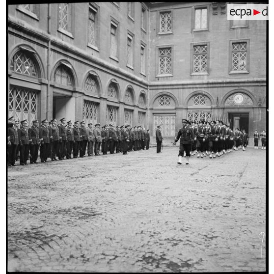 Prise d'armes dans la cour du ministère de la Marine.