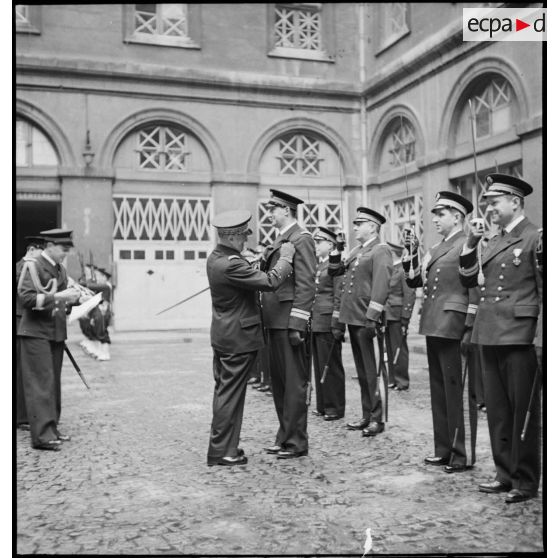 Prise d'armes dans la cour du ministère de la Marine.